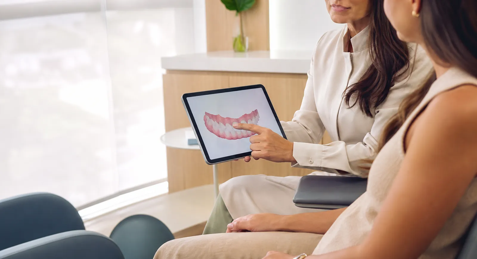 Dentista explicando o planejamento digital durante uma consulta
